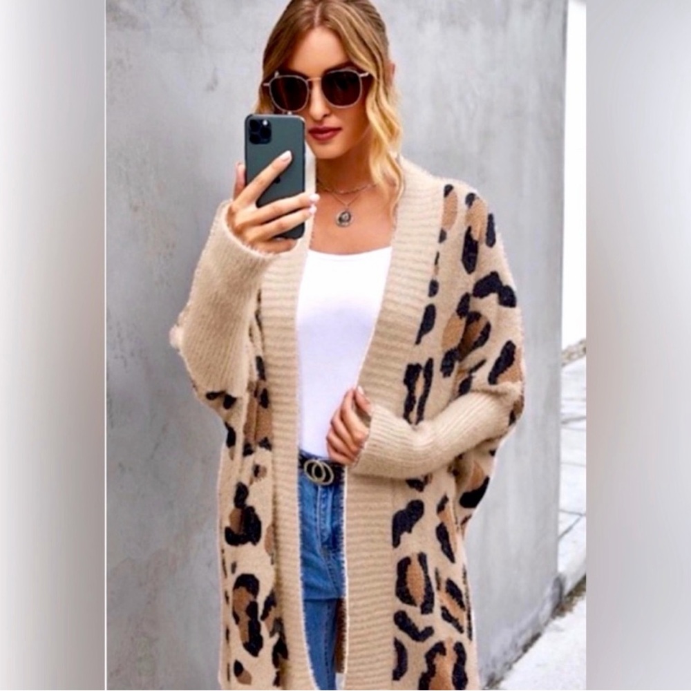 Chic Beige Leopard Print Cardigan